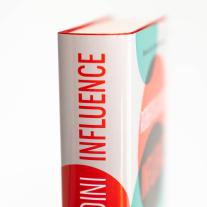 Jürgen Neubauer, Robert B. Cialdini: INFLUENCE. Wie man (andere) überzeugt. Nützliche Erkenntnisse der Psychologie 